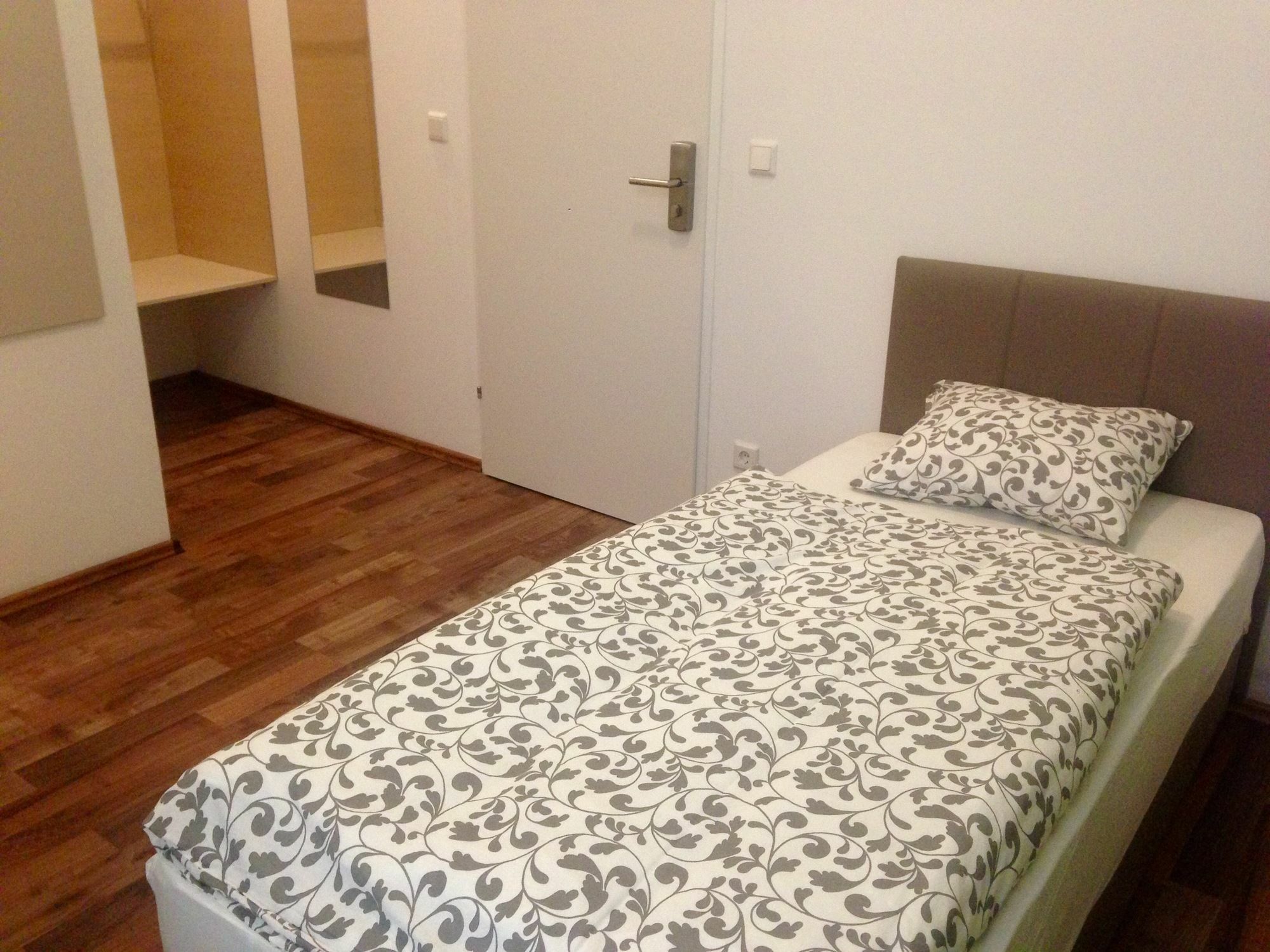 Dan In'N Out Hotel Vienna Exterior photo